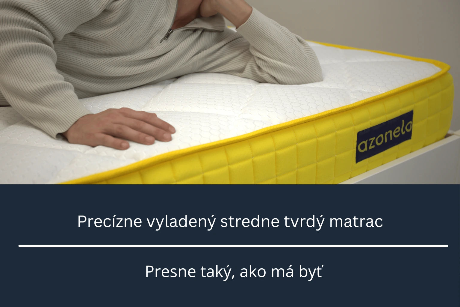 Detail matraca Azonelo s mužom v svetri, ktorý testuje jeho pohodlie. Obrázok jasne označuje, že ide o stredne tvrdý matrac, ktorý je ideálny pre väčšinu používateľov, s vizuálnou stupnicou tvrdosti od mäkkého po tvrdý.