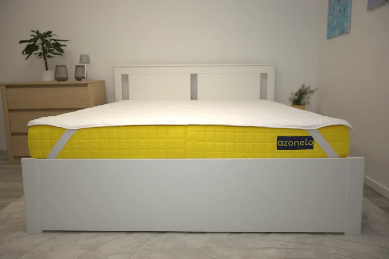 Ručne šitý chránič na matrac Azonelo uchytený gumičkami na žltom matraci Azonelo Yellow.