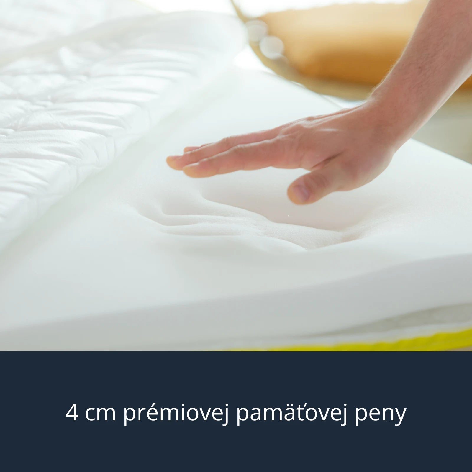 Ruka zatlačená do 4 cm vrstvy špičkovej pamäťovej peny toppera Azonelo Dream, čo vizuálne dokazuje jeho schopnosť výrazne zmäkčiť a spríjemniť akúkoľvek posteľ.