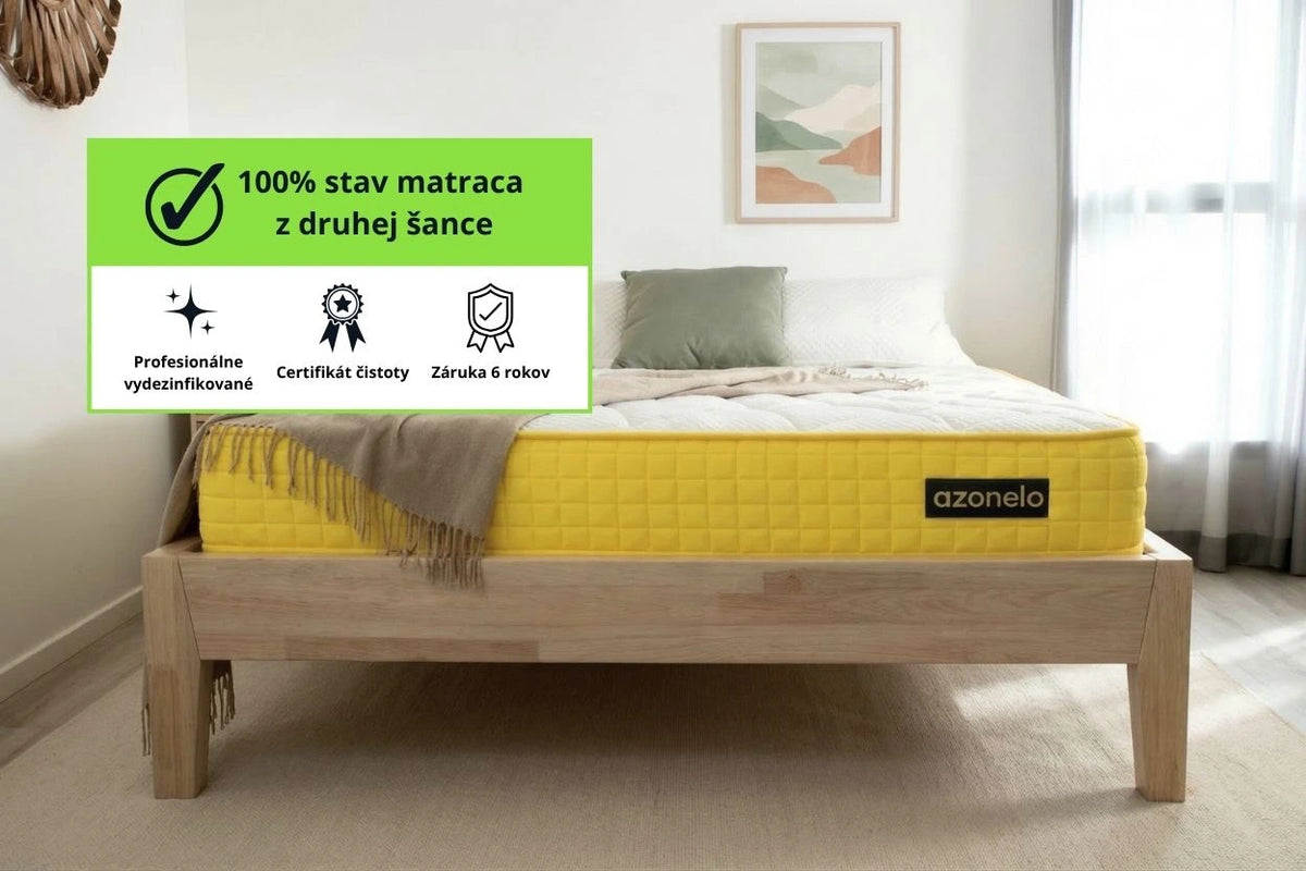 Matrac Azonelo Yellow na drevenej posteli v spálni, doplnený o veľký kruhový certifikát potvrdzujúci dezinfekciu a pripravenosť produktu z programu druhá šanca na ďalšie používanie.
