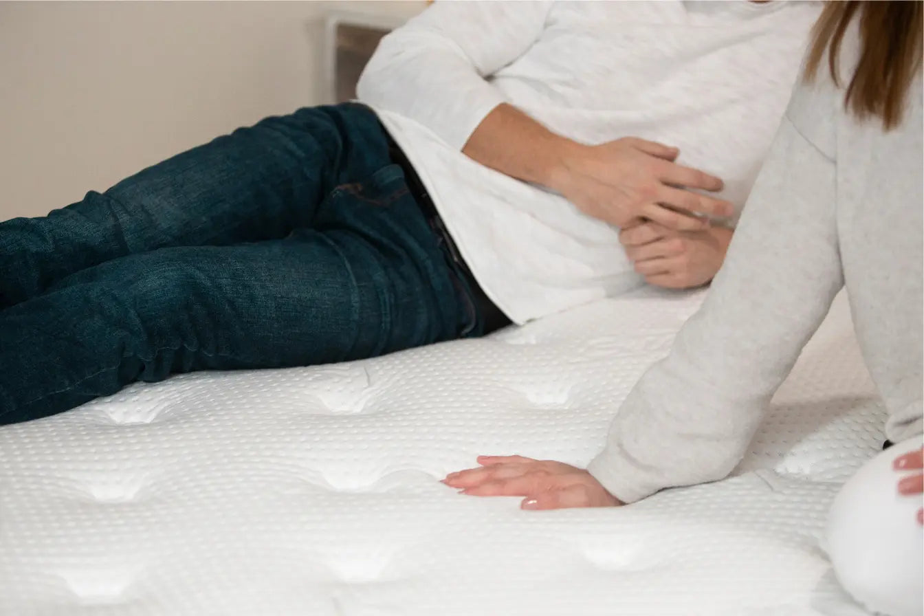 Pár testuje pohodlie a kvalitu slovenského matraca vyrobeného na mieru.