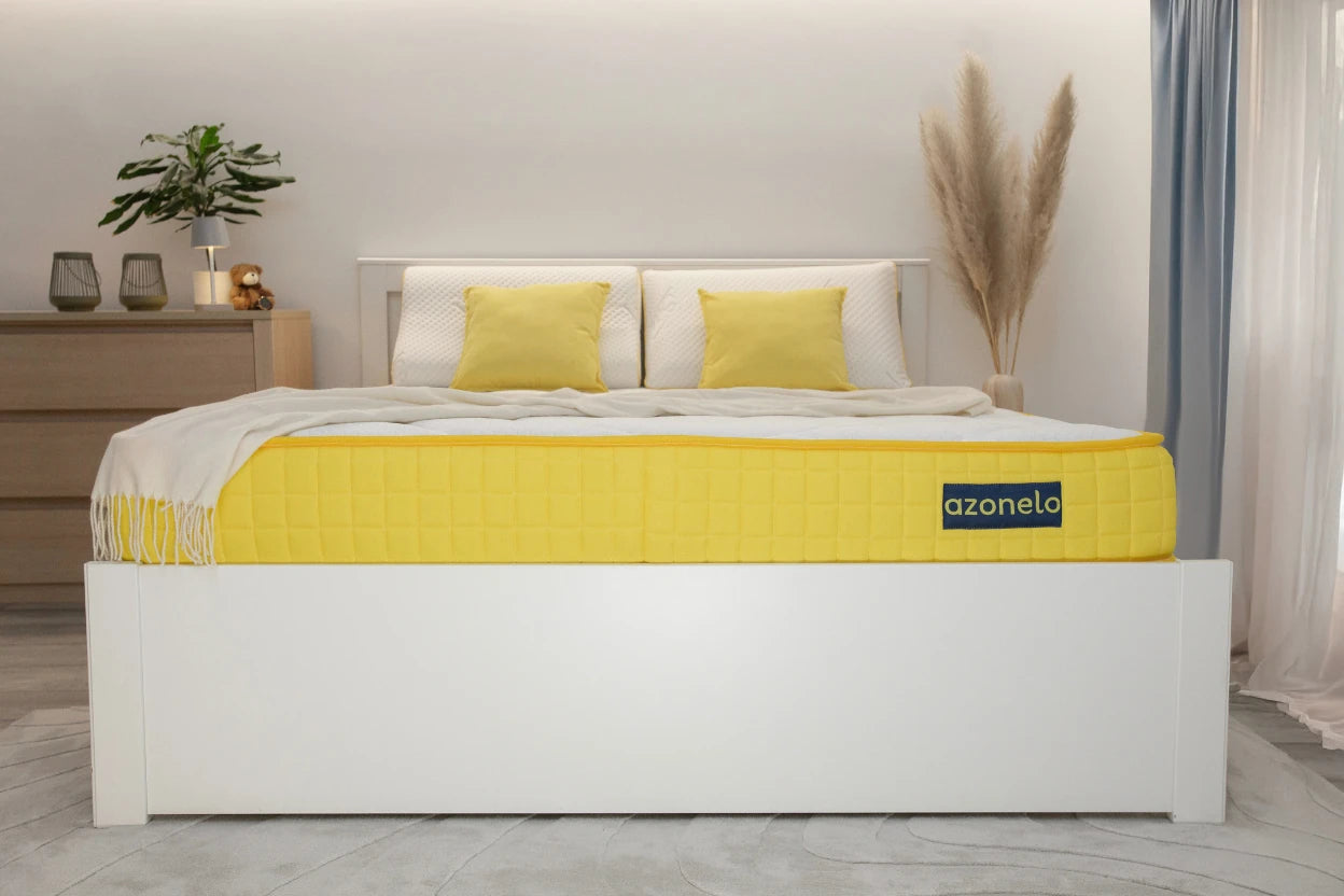Stredne tvrdý matrac s pamäťovou penou Azonelo Yellow na bielej posteli v modernej spálni. Kvalitný ortopedický matrac.