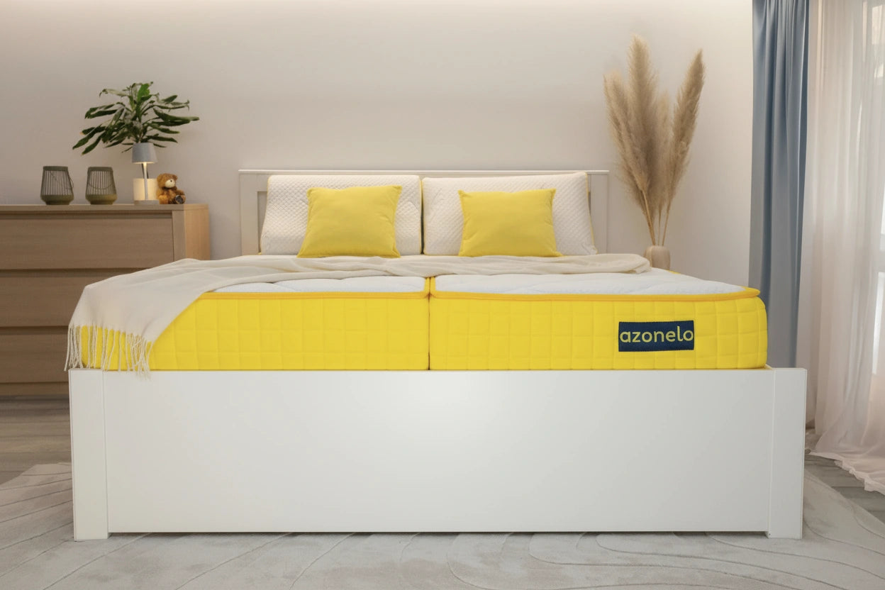 Dva kvalitné matrace 1+1 na bielej manželskej posteli v modernej spálni. Ideálne riešenie pre dvojlôžko. Matrace 1+1 Azonelo Yellow pre lepší spánok. Výhodné balenie.