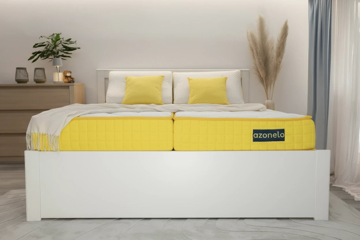Dva kvalitné matrace 1+1 na bielej manželskej posteli v modernej spálni. Ideálne riešenie pre dvojlôžko. Matrace 1+1 Azonelo Yellow pre lepší spánok. Výhodné balenie.