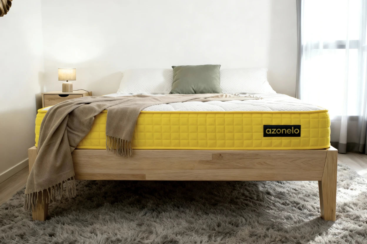Stredne tvrdý matrac s pamäťovou penou Azonelo Yellow na bielej posteli v modernej spálni. Kvalitný ortopedický matrac.