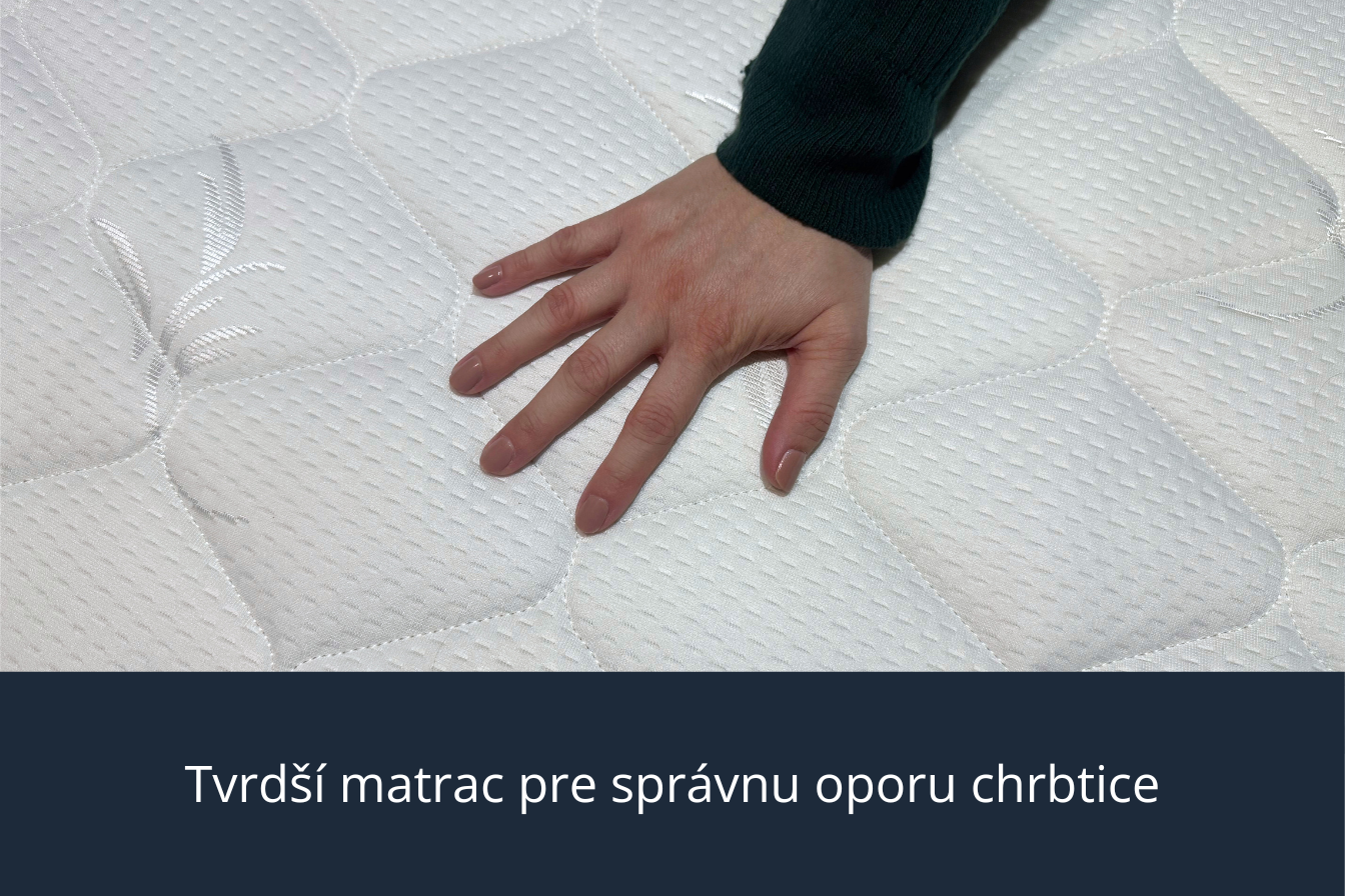 Ruka položená na prešívanom povrchu ortopedického matraca Azonelo Original s textom o správnej opore chrbtice.