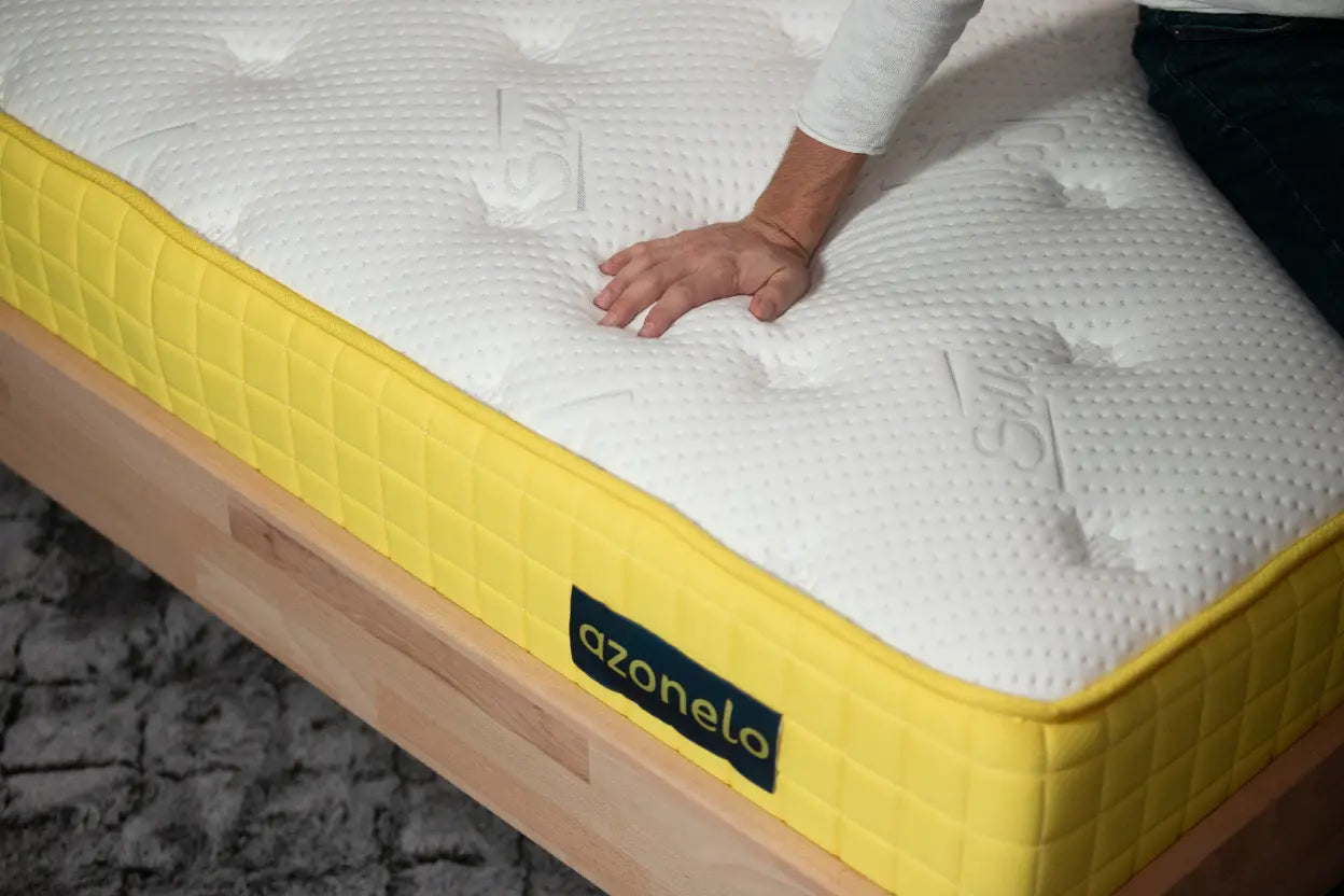 Detailný záber na vysoký matrac Azonelo Cloud s prémiovým hodvábnym poťahom.