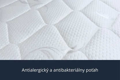Detailný záber na biely, prešívaný poťah matraca s textom „Antialergický a antibakteriálny poťah“