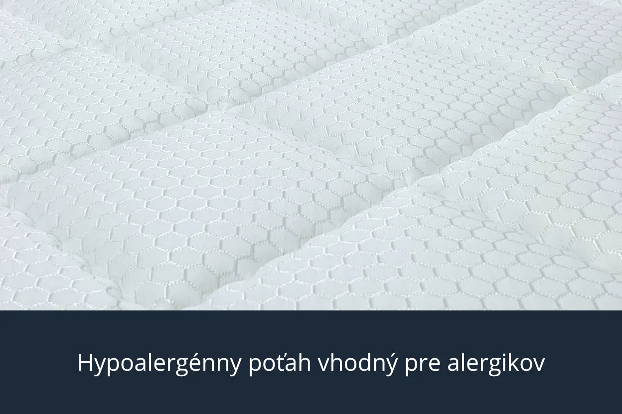 Detailný záber na bielu textúru hypoalergénneho poťahu ortopedického matraca s pamäťovou penou, ktorý je vhodný pre alergikov.