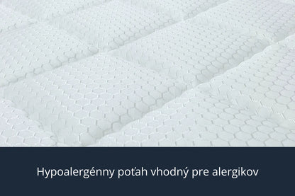Detailný záber na bielu textúru hypoalergénneho poťahu ortopedického matraca s pamäťovou penou, ktorý je vhodný pre alergikov.