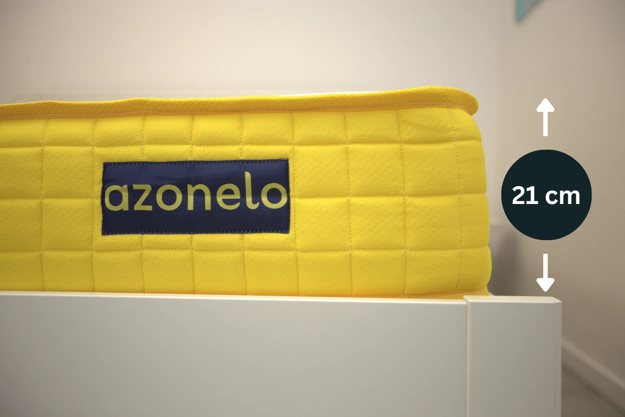 Detail stredne tvrdého matraca Azonelo s pamäťovou penou, ktorý ukazuje jeho celkovú výšku 21 cm.