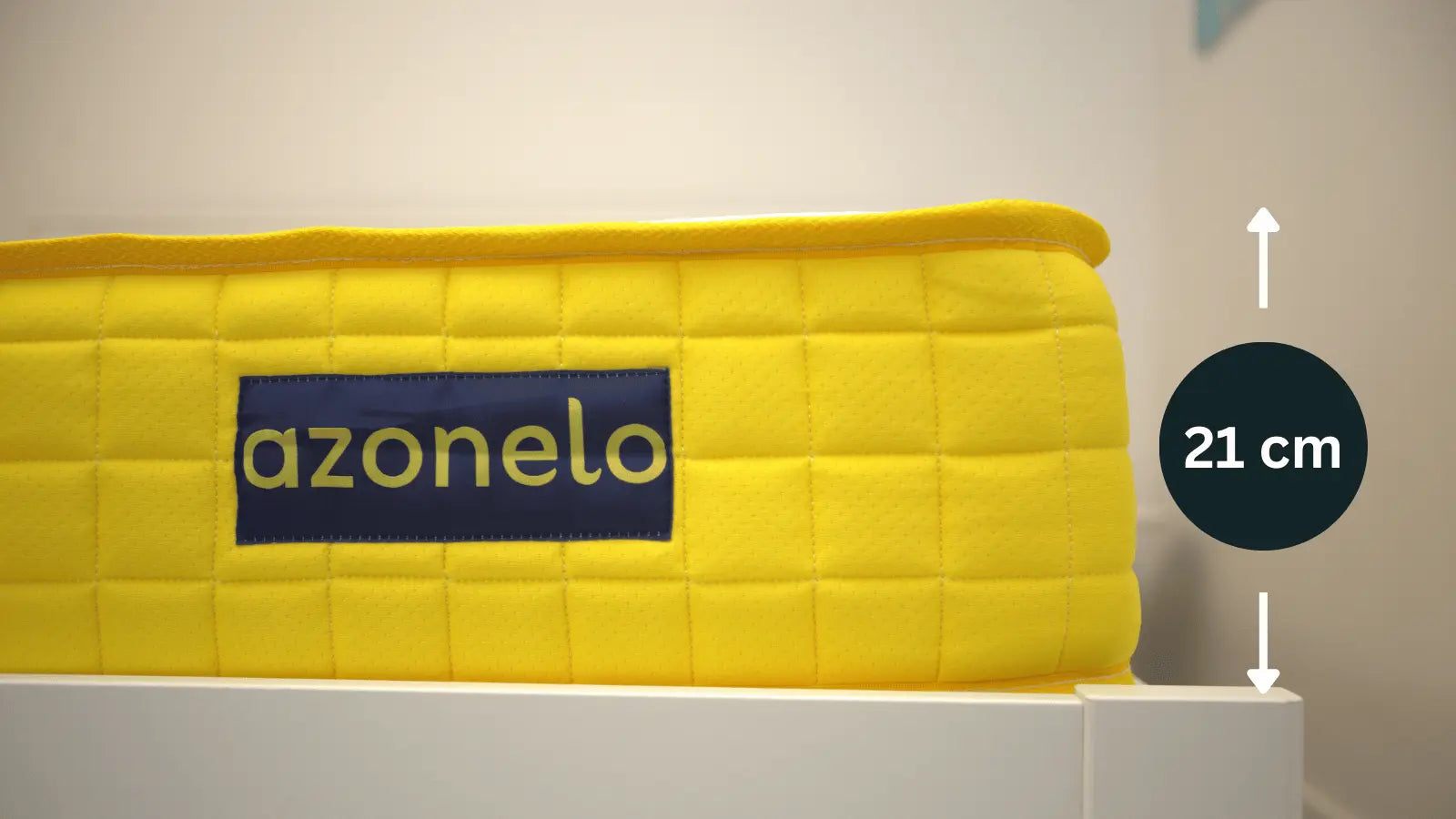Detail stredne tvrdého matraca Azonelo s pamäťovou penou, ktorý ukazuje jeho celkovú výšku 21 cm.