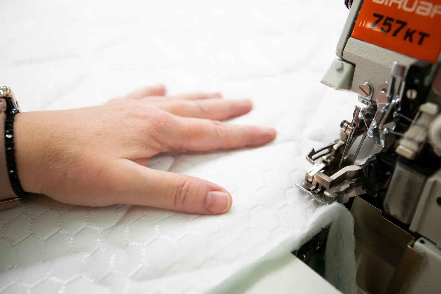 Ručne šité matrace 1+1: Detail na krajčírku pri výrobe poťahu matraca Azonelo na Slovensku.