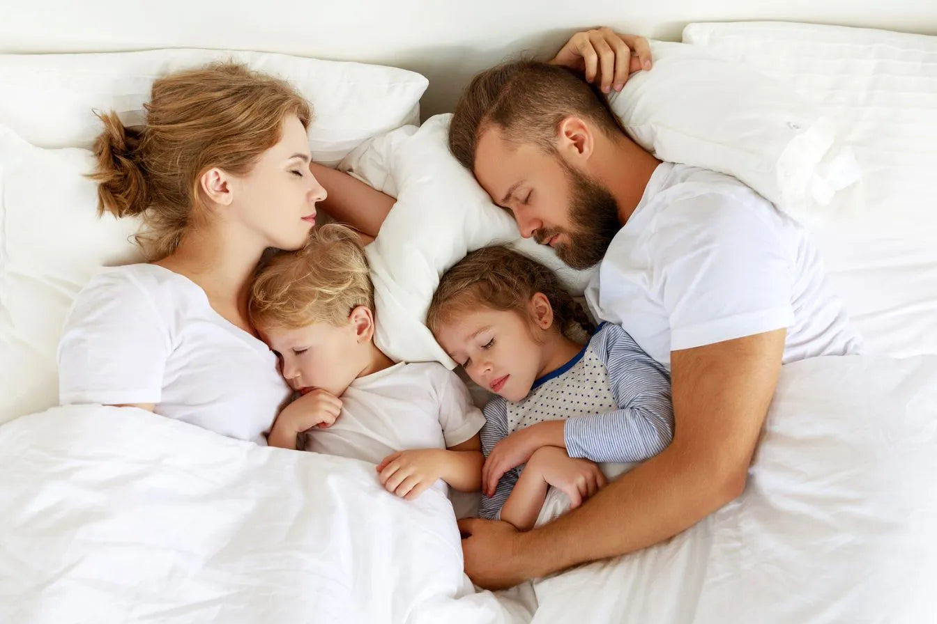 Rodina si užíva hlboký a nerušený spánok vďaka pohodliu prémiového ortopedického matraca Azonelo Yellow.