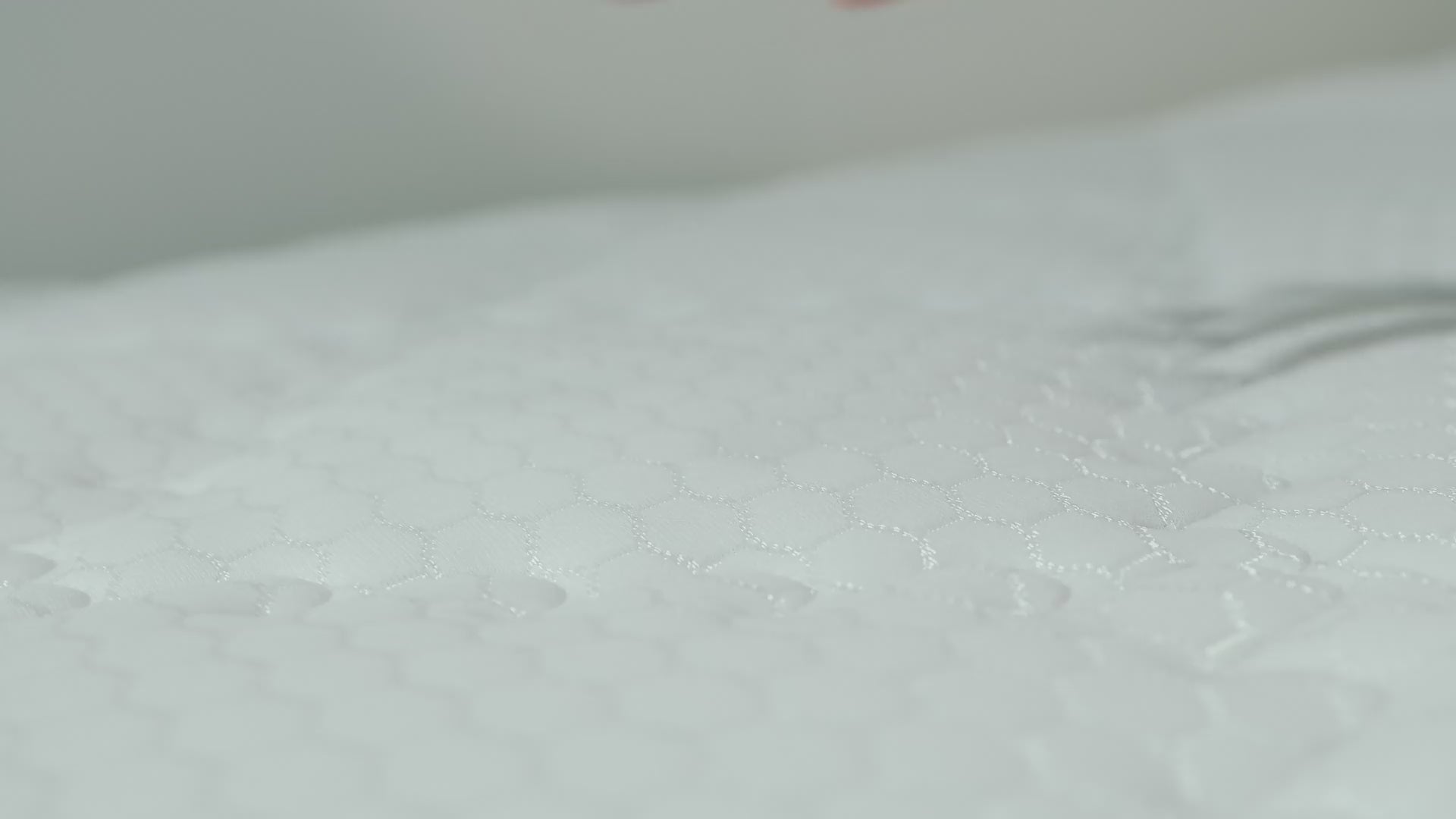 Načítať video: Ruka stláča 7-zónový matrac Azonelo Classic a demonštruje jeho strednú tvrdosť.