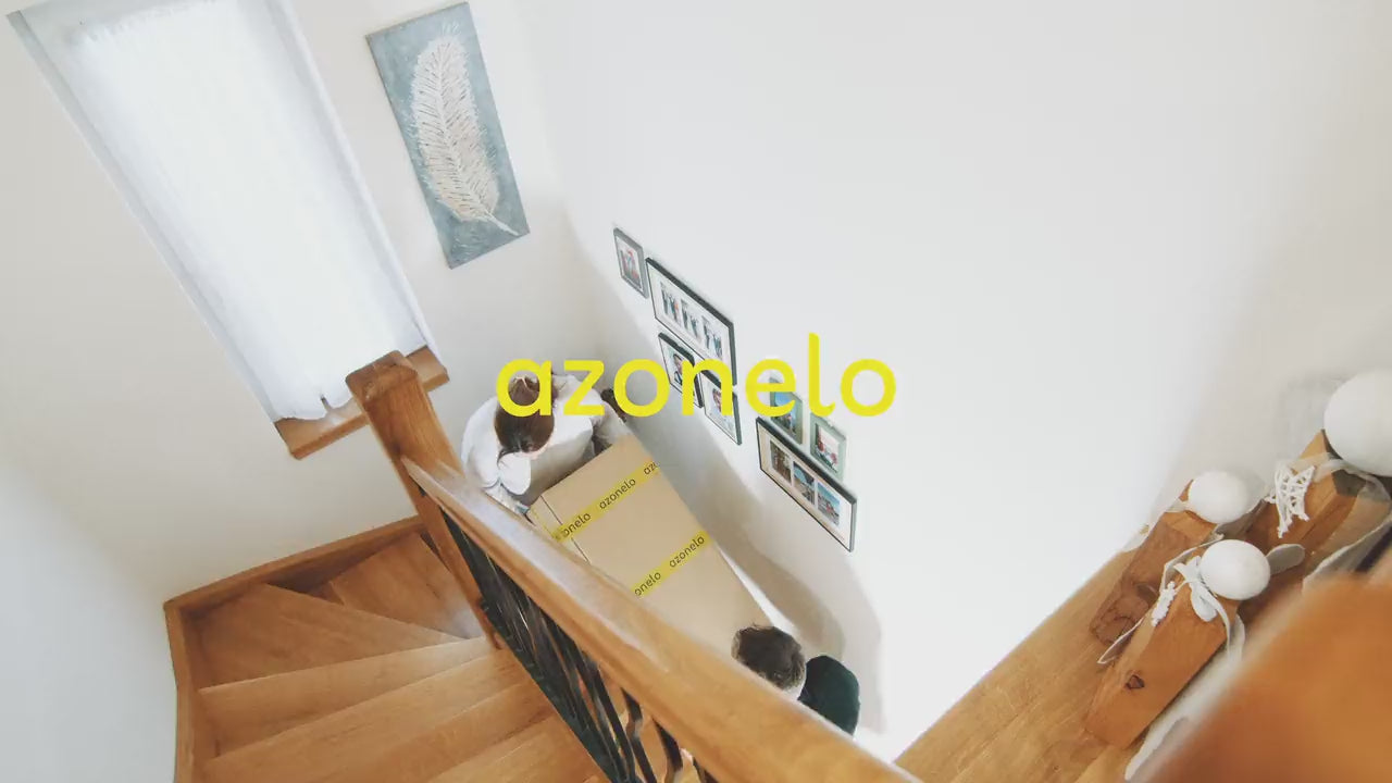 Unboxing video vysokého matraca Azonelo Cloud. Zábery ukazujú doručenie v krabici, rozbalenie 30 cm vysokého matraca a detailný pohľad na prešívaný hodvábny poťah a žlté boky.