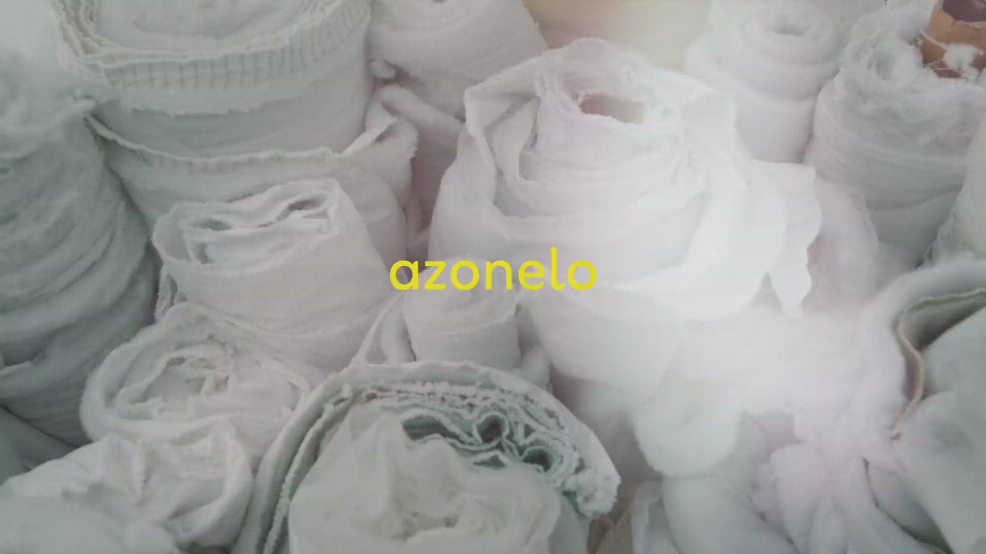 Načítať video: Výroba vysokého matraca Azonelo Cloud v Sabinove. Jeho doručenie k zákazníkovi v praktickej krabici.