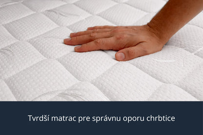 Ruka položená na prešívanom povrchu ortopedického matraca Azonelo Original s textom o správnej opore chrbtice.